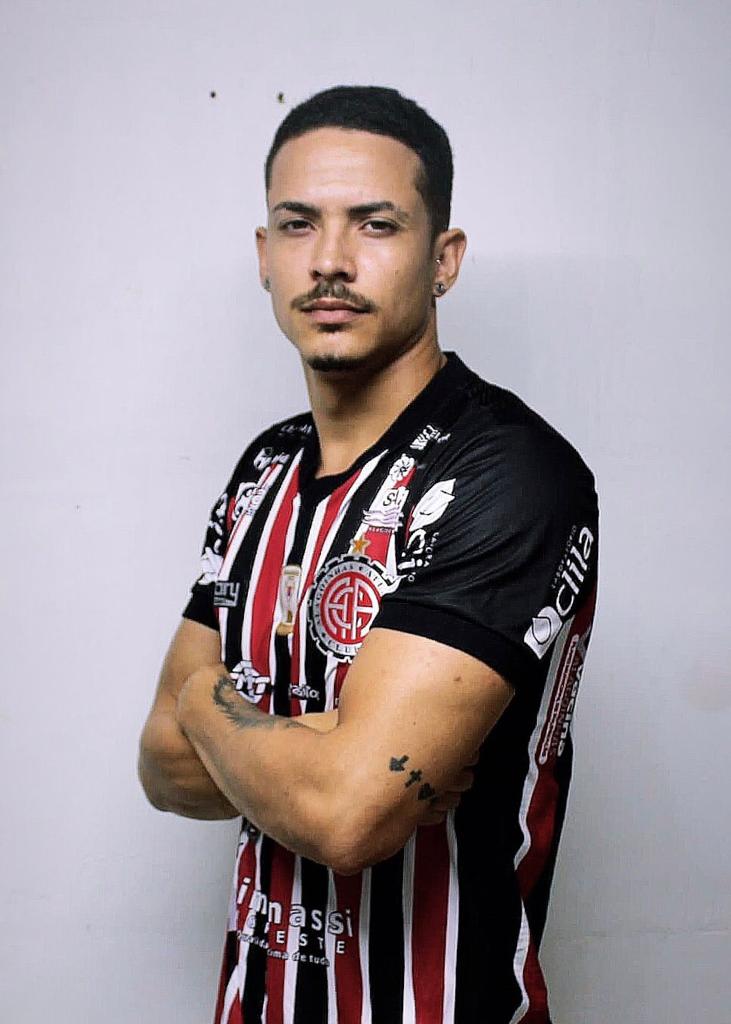 Jogador de futebol, nome Matheus Leal